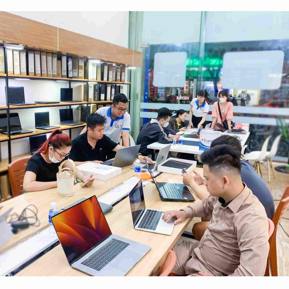Khách hàng đang trải nghiệm và được nhân viên tư vấn dòng máy Lenovo Legion tại showroom T&T Center